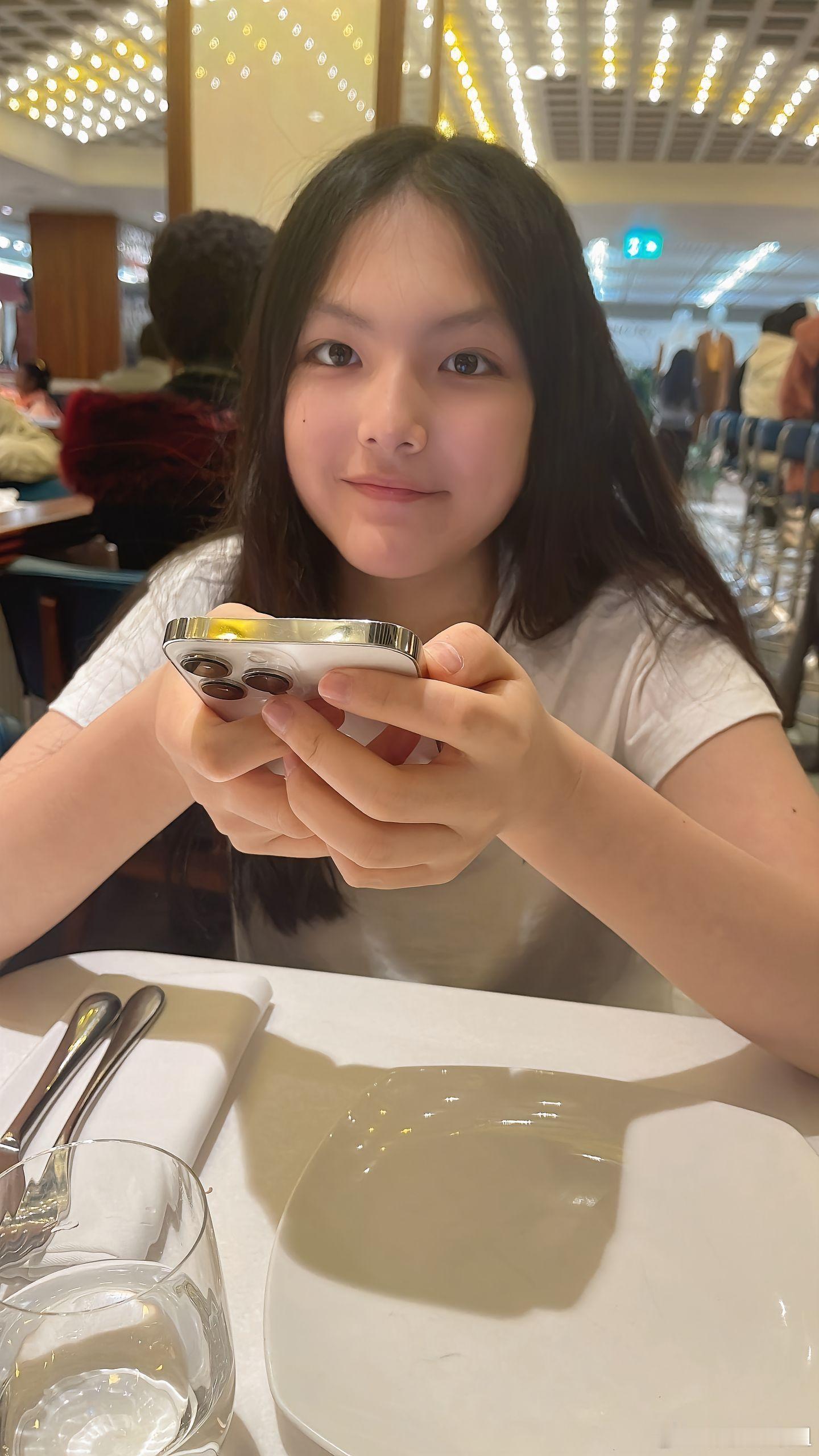 王诗龄身上最便宜的东西就是手机了吧，还不用带手机壳！​​​