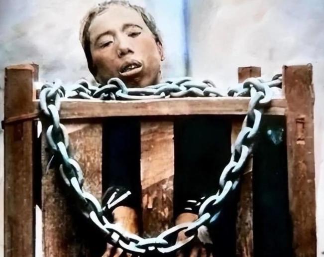 囚车吱呀吱呀地往刑场挪，车上绑着个十五六岁的少年，哭得撕心裂肺，嗓子都哑了。