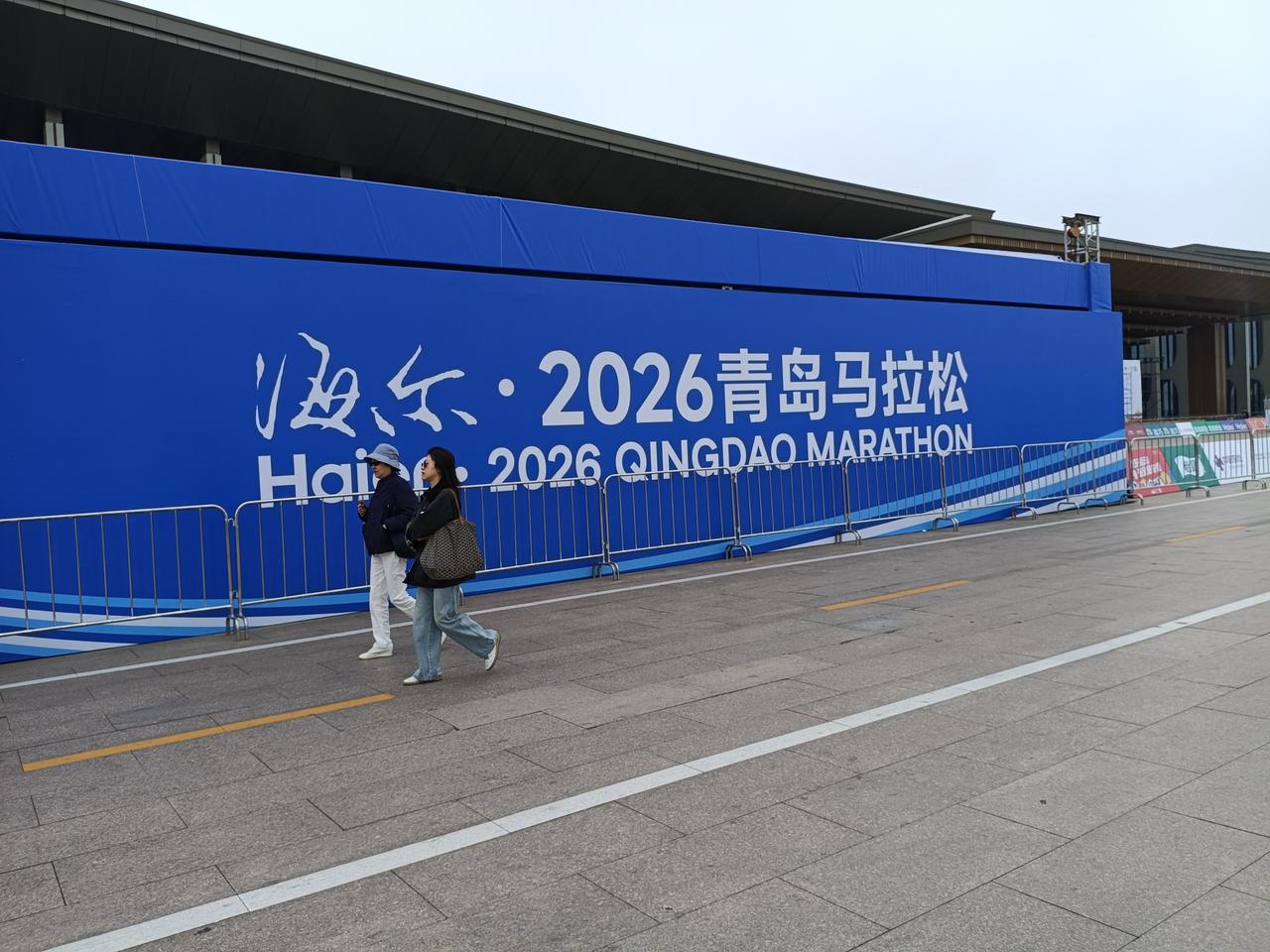 每到双休日我和老伴也放假了，睡到自然醒，漫无目的的出去溜达，前几周都是去看花，今