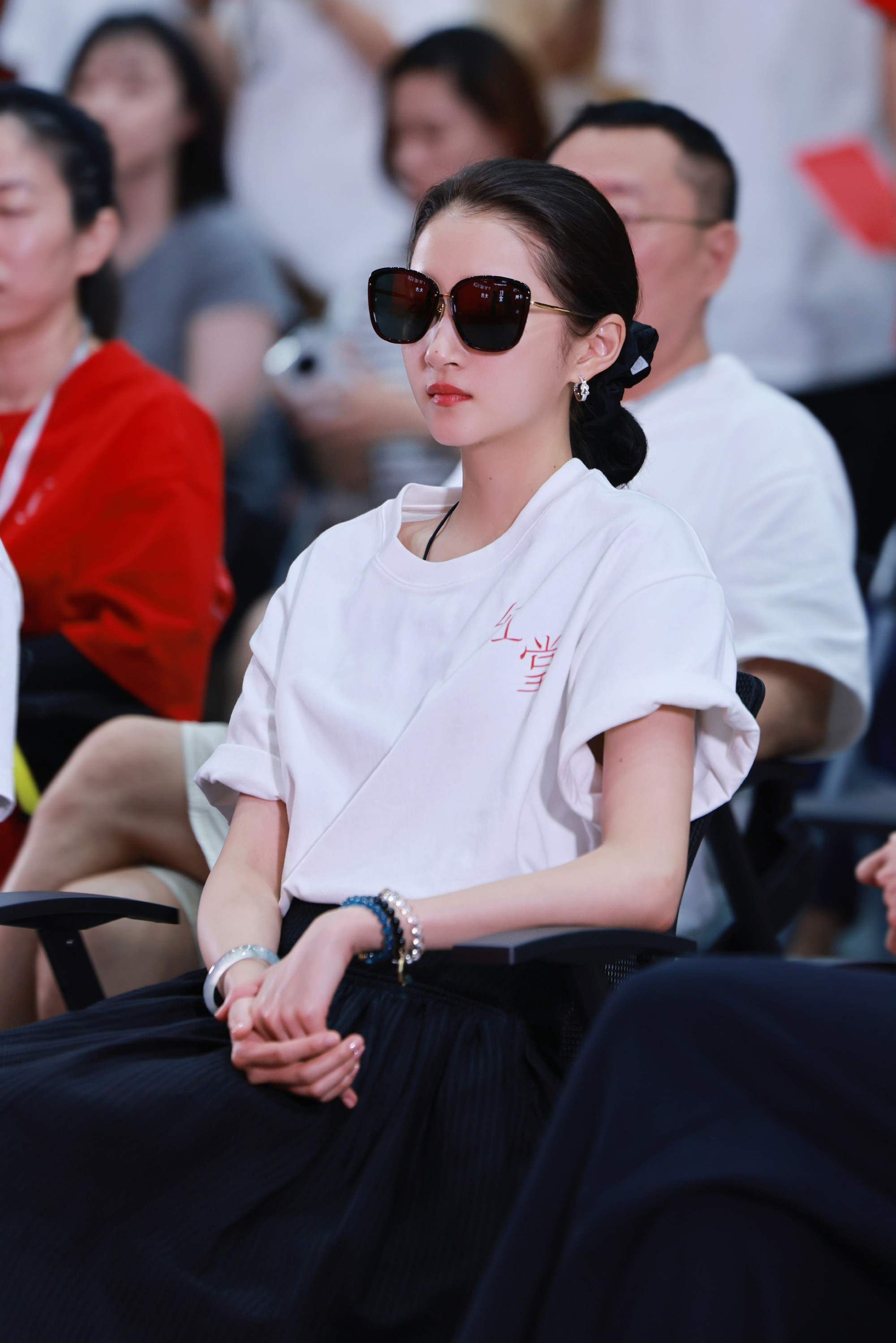 关晓彤搞事业关晓彤氛围感名场面关晓彤搞事业，关晓彤氛围感名场面，谁来懂一下这个晓