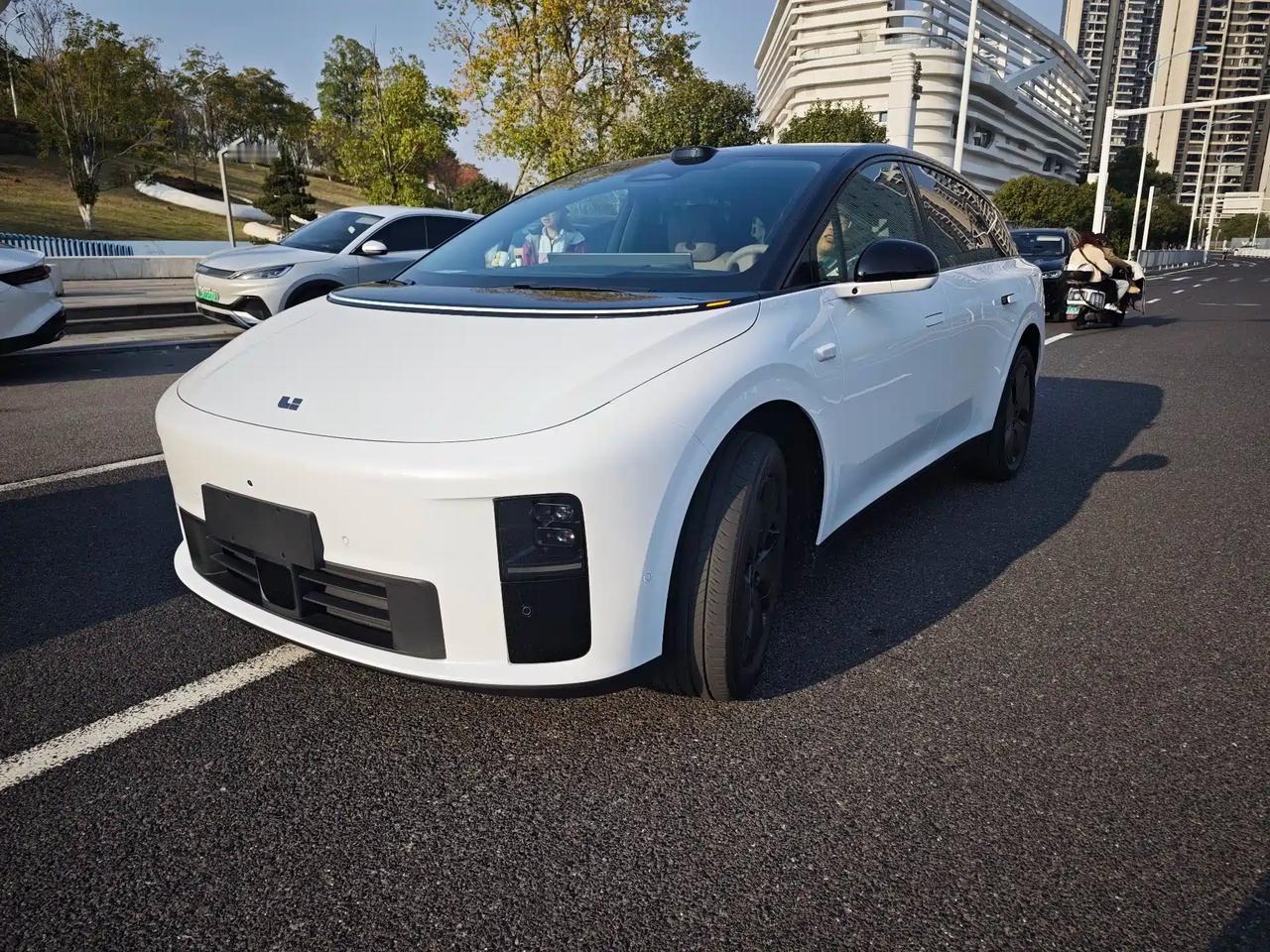 理想i6，总感觉前脸少了一双眼睛。机盖前段空空的，传统大灯的位置，只有一条机