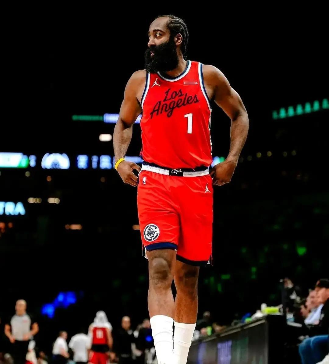 34岁哈登，场均21分还超9成后卫他每场只跑1.3英里，比巅峰少，却把后撤