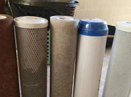 我家第一台净水器，花2000多买的，用了3年。接水的白色塑料桶，3年没洗过，里面