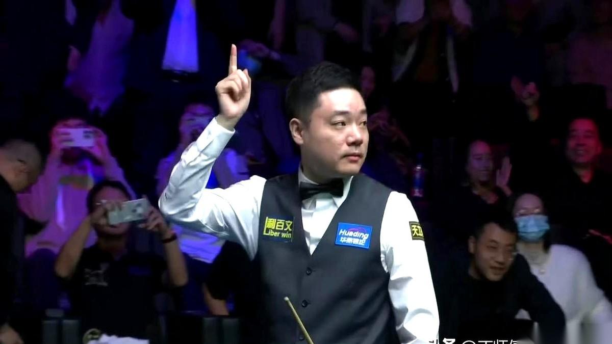 这数据一看，真的有点恍惚，甚至有点心酸。丁俊晖，22场胜利啊，一个人扛着中国斯