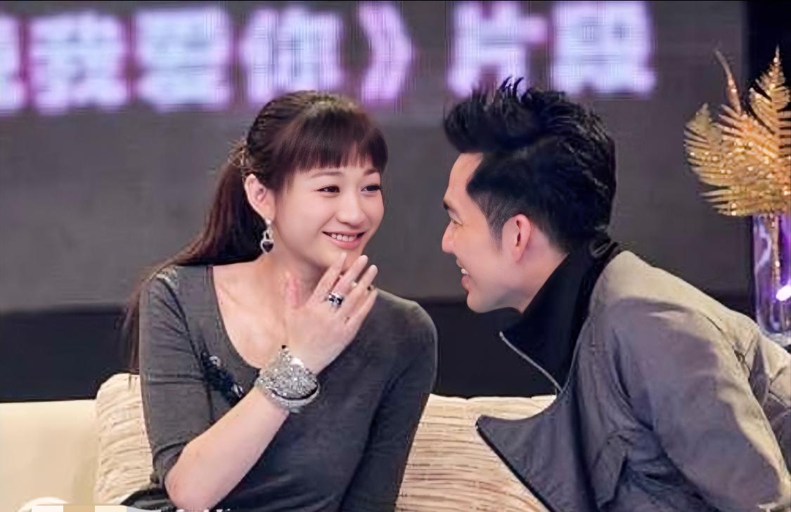 钟汉良和李小冉确实般配！看他们线下采访就知道，钟汉良说他看到李小冉第一眼就很