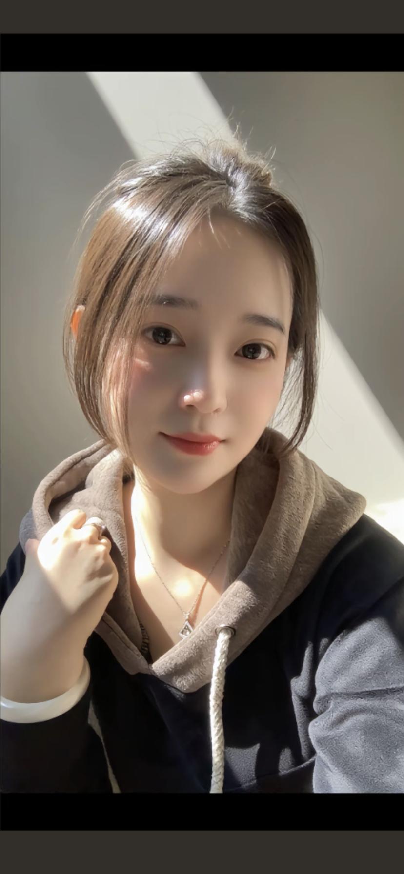 阳光洒下，笑靥如花。