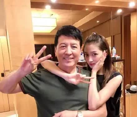 原来他们是父女，藏得真够深的！父亲是老戏骨，女儿也是好演员