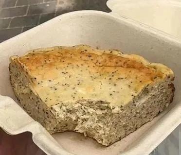 店主好有意思，把6寸巴斯克小蛋糕的原料、人工、房租这些成本，明明白白全写包装上