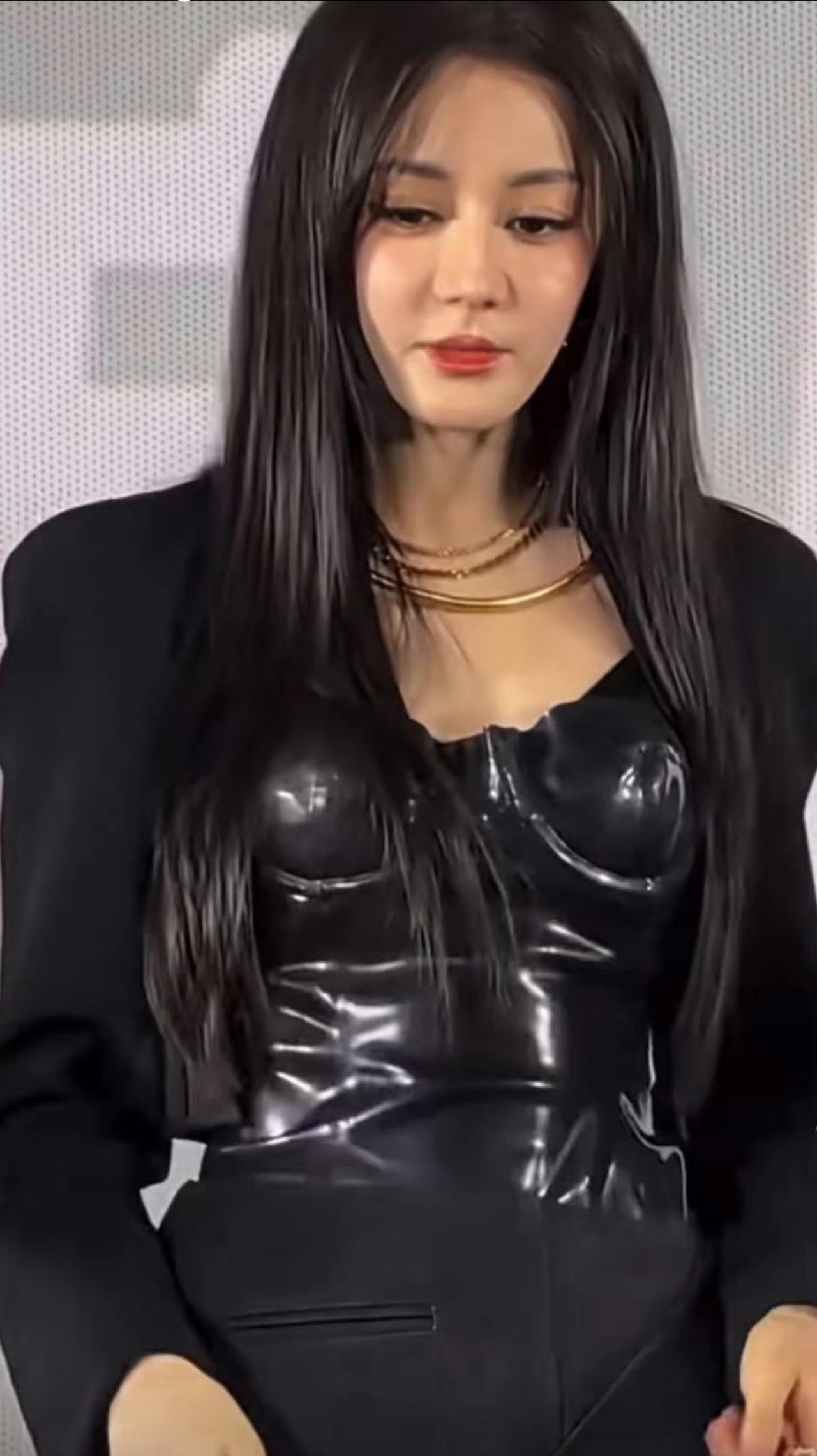 迪丽热巴出席活动现场生图曝光。不知道是不是我的错觉，我感觉迪丽热巴颜值比之前高