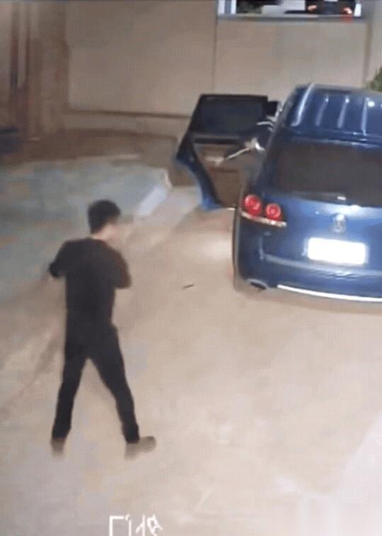 兄弟下车那几步，走得是真有样儿。身形一晃，自带三分醉意七分霸气，我以为哪个剧组
