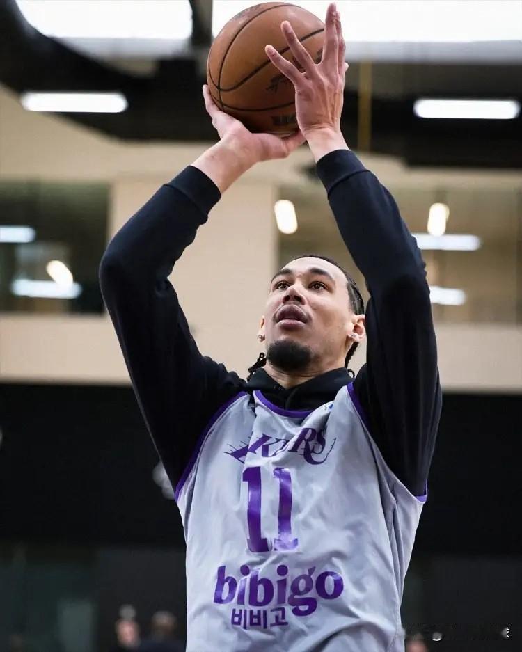 下面是一条关于湖人大将海斯的好消息！明天湖人将会坐镇主场迎战实力不俗的活塞，今天