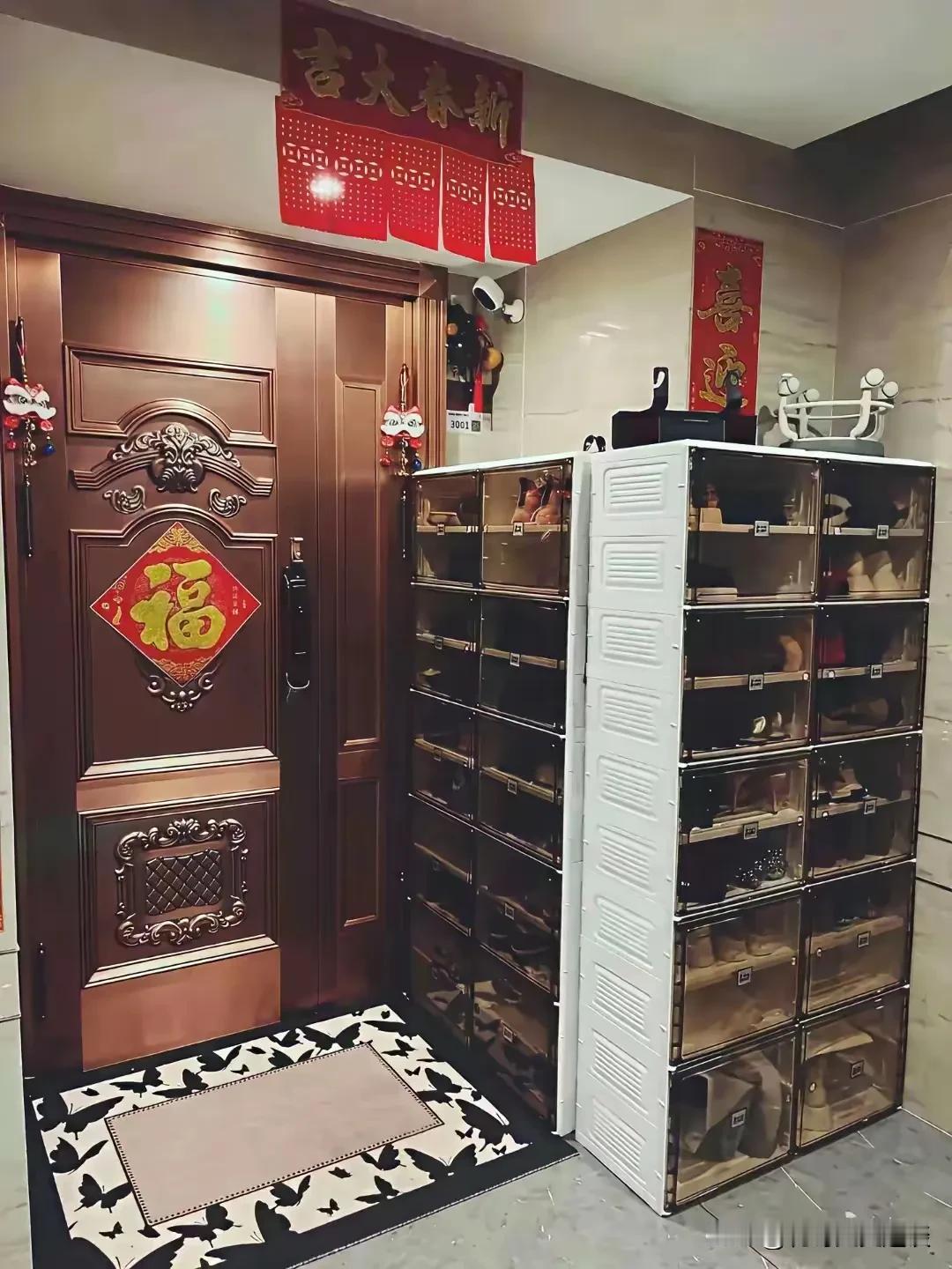 邻居的做法让人无法接受。一梯两户，楼道就那么大空间，这是两家的公摊面积，他竟然在