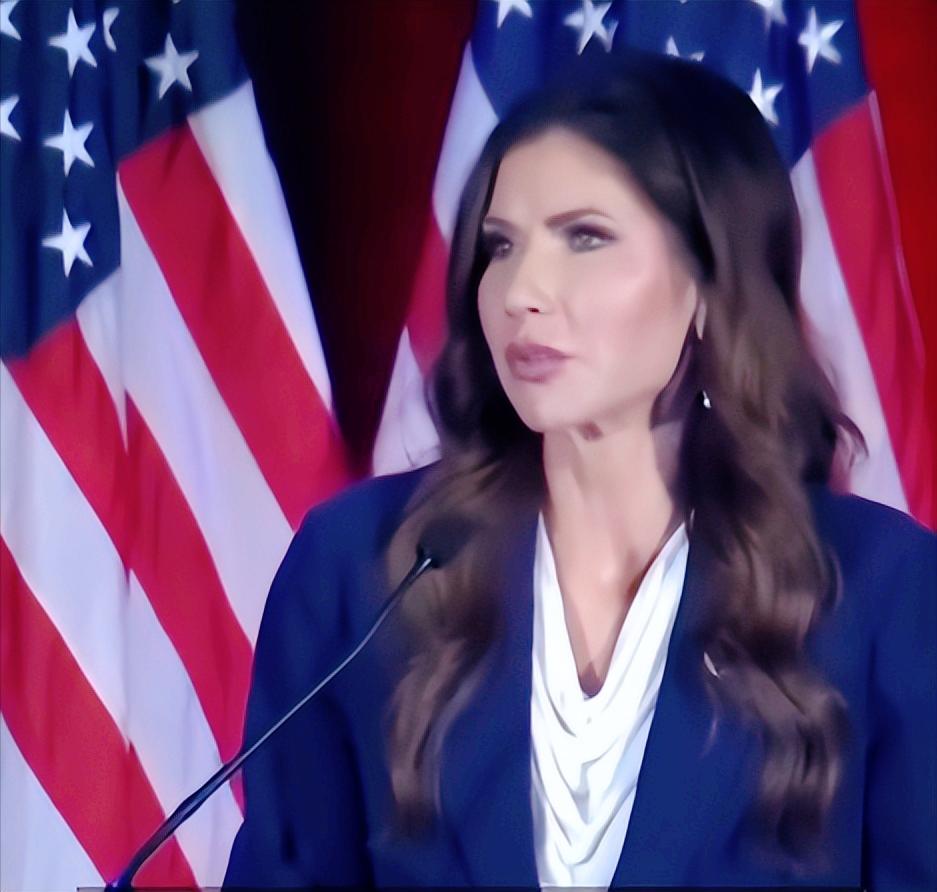 谁敢相信，美国这位手握大权的国土安全部长正对着全国直播声情并茂地演讲，结果主持人