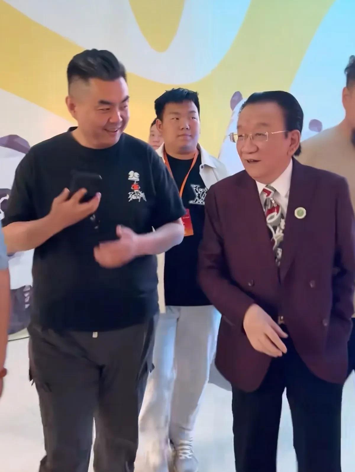 #相声界恩怨情仇#侯耀华，成了张伯鑫的流量担当。相声演员张伯鑫，出身于曲艺世