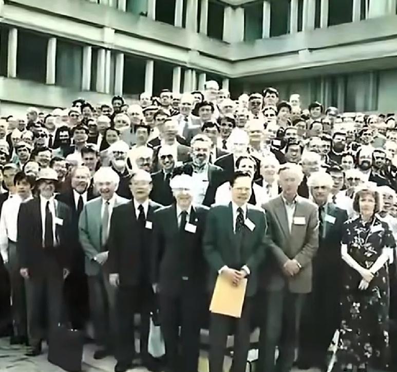 1999年那张全球物理学家大合影,杨振宁站C位,不是偶然。72年前索尔维会议,