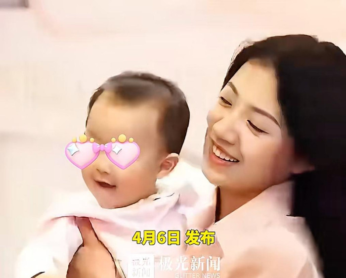 黄一鸣带女儿在万达广场直播引争议