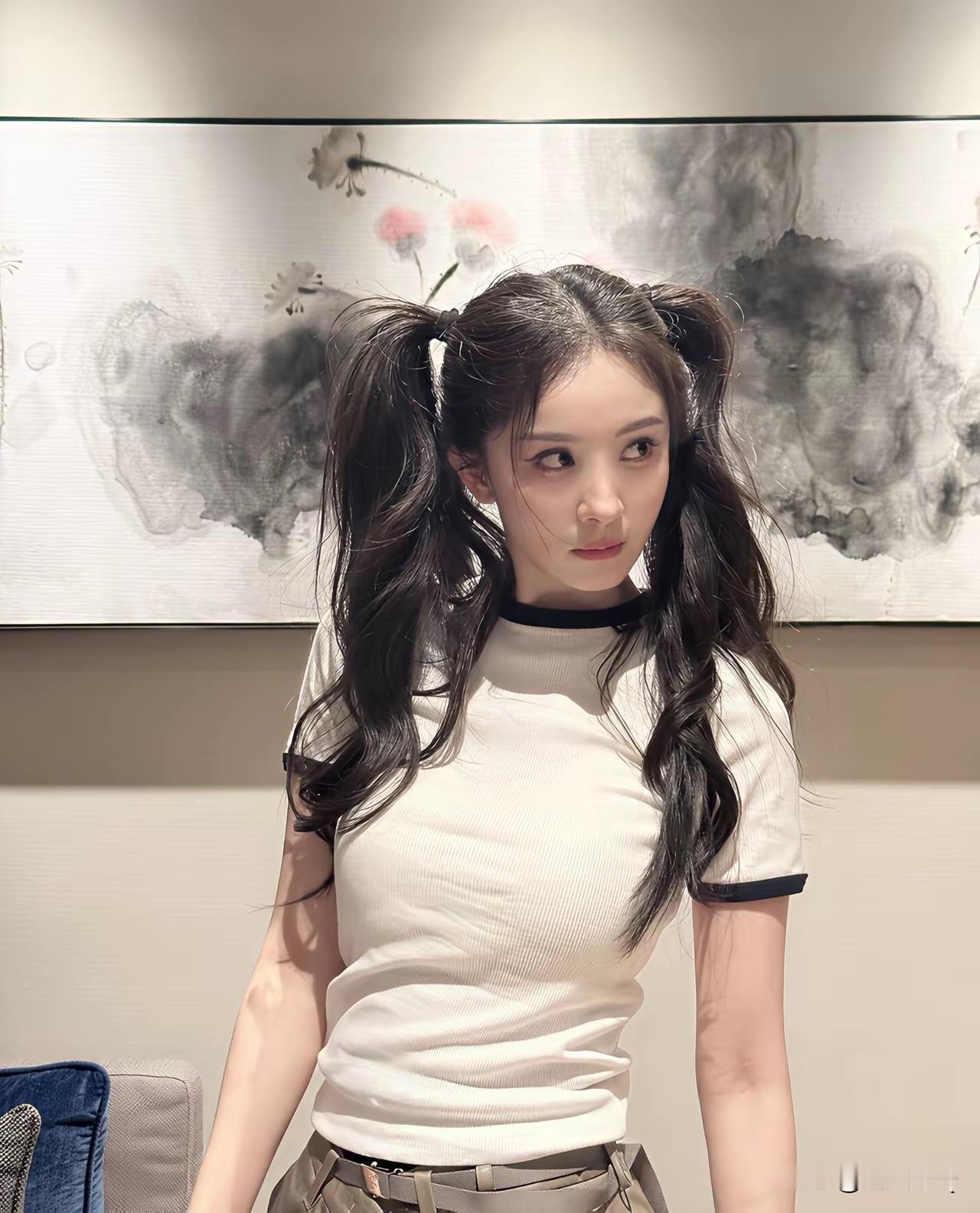 杨幂再现双马尾造型，都当妈的人还能保持少女感，关键还没什么违和感，这一点就很牛啊