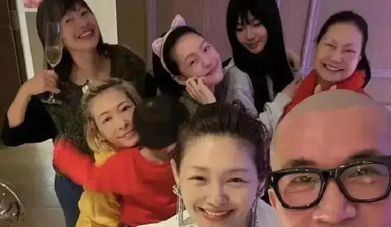 大S消失年夜饭她连续20年守在S妈身边，今年却连影子都没露。照片里，具俊晔