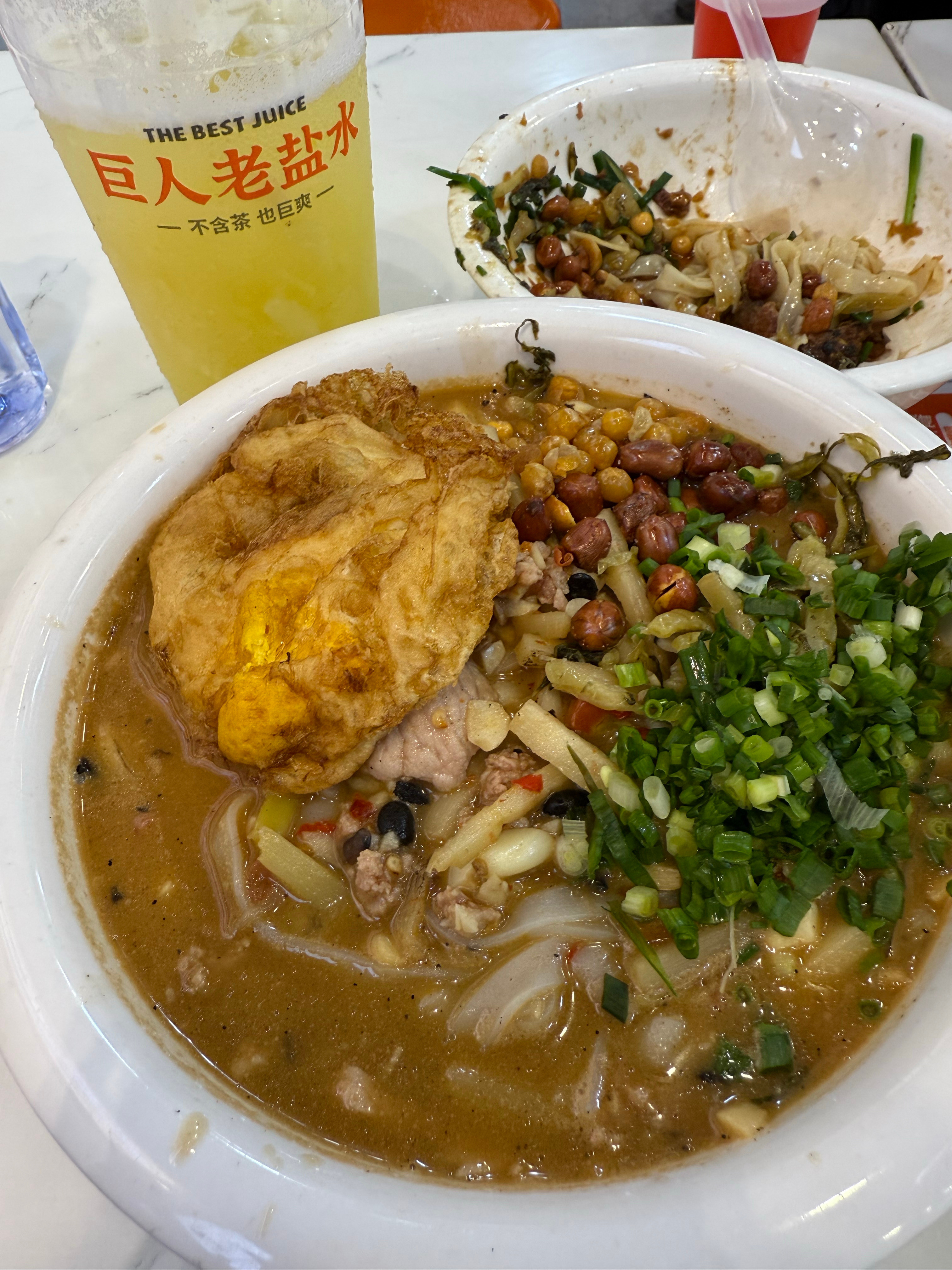 南宁的粉太好吃啦。。。。点了三种粉撑得想吐老友粉最好吃特别是自己选酸辣加番