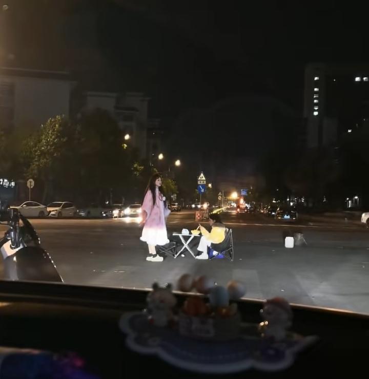 马路当客厅，现在室内已经不能满足女生的摆拍了，为了追求反差流量，几个人直接把餐桌