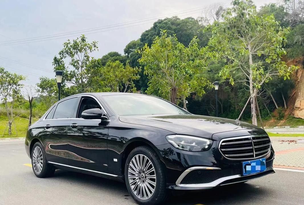 有人说，E300是伪豪车，现在这个社会没人会因为一个三叉星LOGO高看你一眼了。