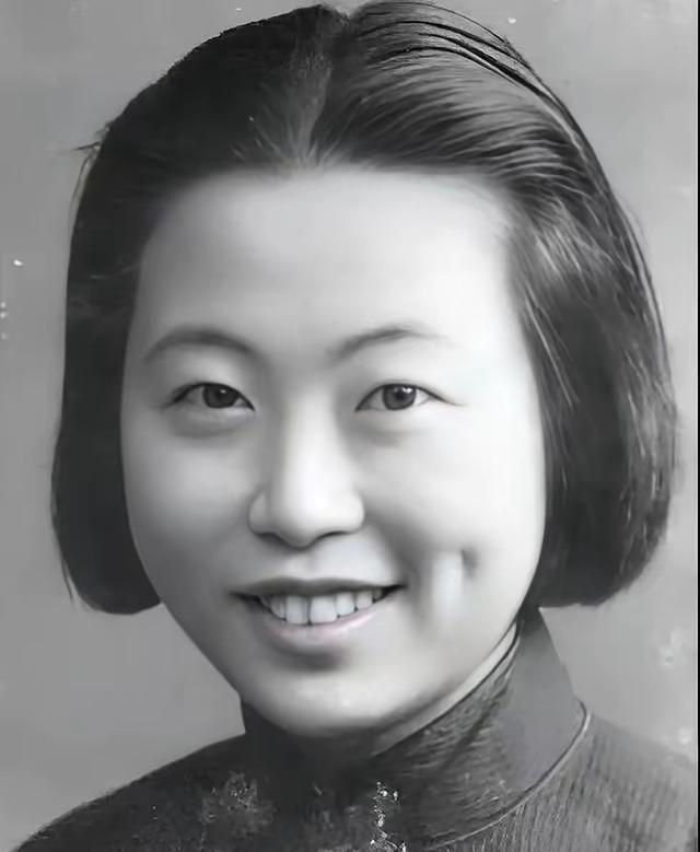 蒋介石开会时，国民党元老突然大喊：“共产党就在你身边！“全场目光扫过，她低头运笔