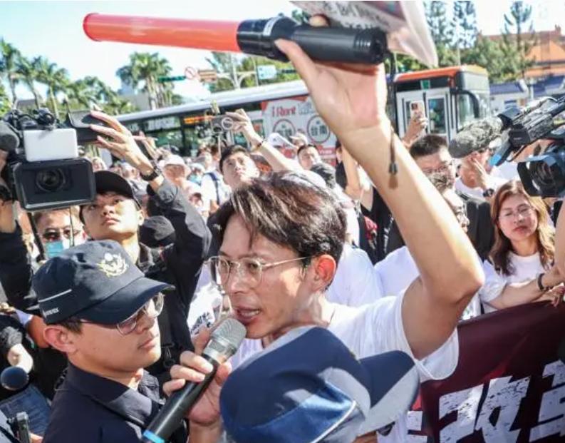 民进党要严办民众党黄国昌大战刘世芳民众党前天发起走读行动，过程与警员爆发激烈