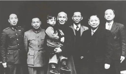 1949年12月10日，蒋介石离开成都飞往台湾，在最后逃离的时候，他并没有通知孙