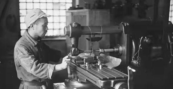 1944年，八路军兵工厂因为缺黄铜，无法生产子弹，一个农民知道后，便来到根据地，