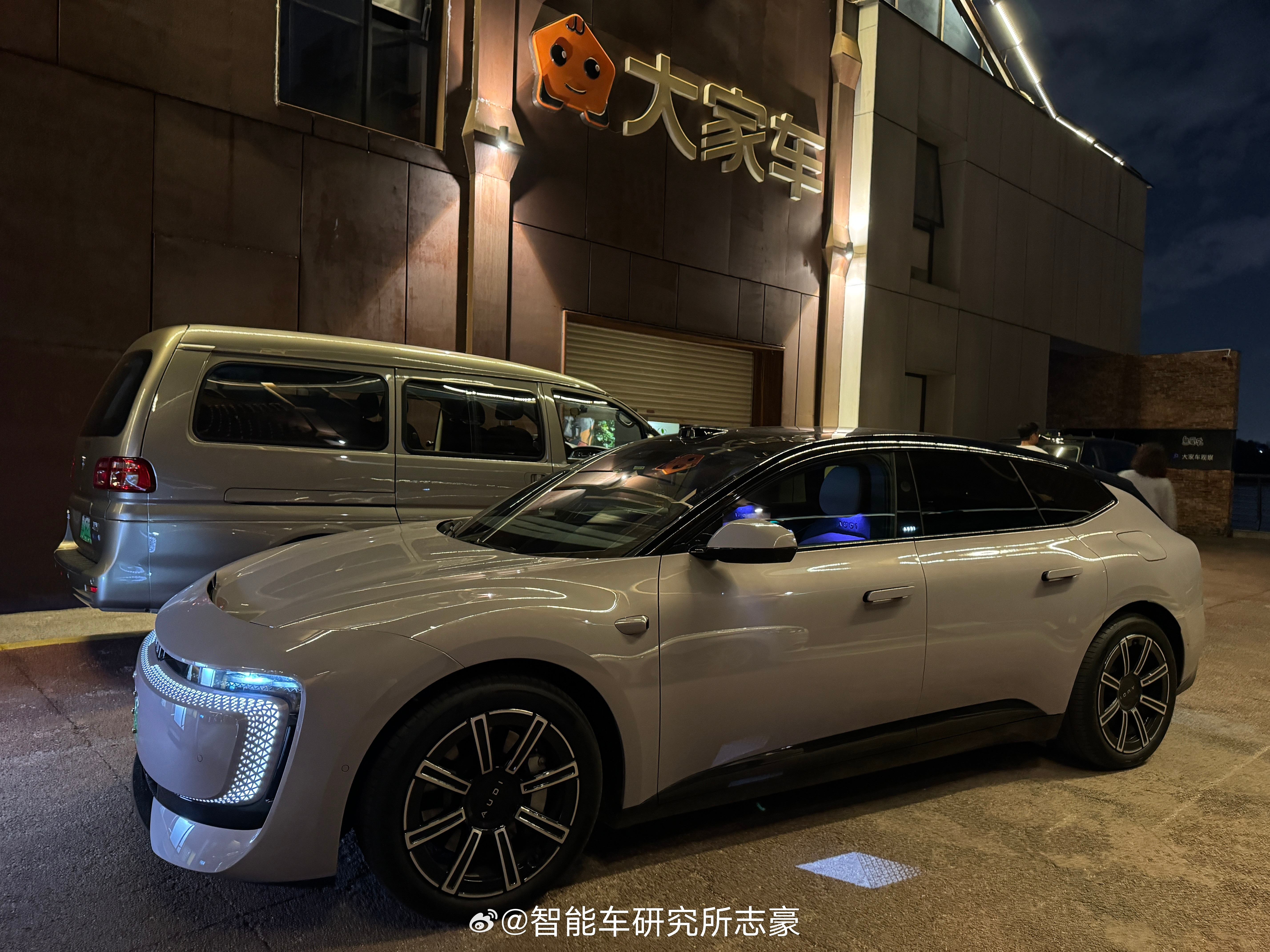 坐了一天飞机，吃了一天飞机餐，回来开回我的后驱E5觅食去。还是广东菜吃着舒服啊。