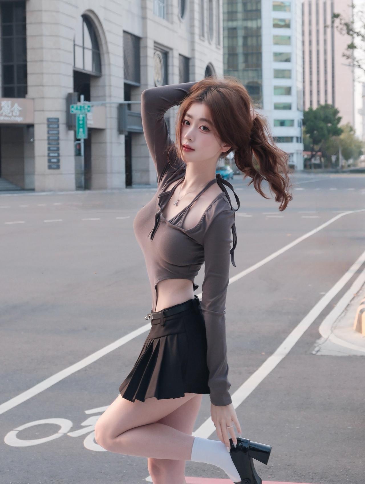 都市街头风，时尚少女穿搭指南👗👠💄幸福和什么最有关系如果每天喝一杯，你选