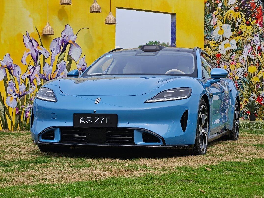 第一次见尚界Z7T实车这个外观确实很年轻运动足够低趴又很有肌肉感