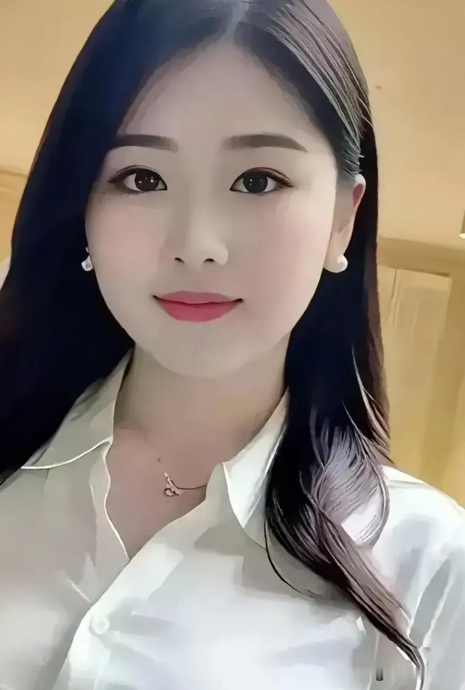 浣溪沙·静思柔发垂肩衬素衫，珠莹耳畔衬清颜。眸含浅静意安然。淡抹唇脂无艳