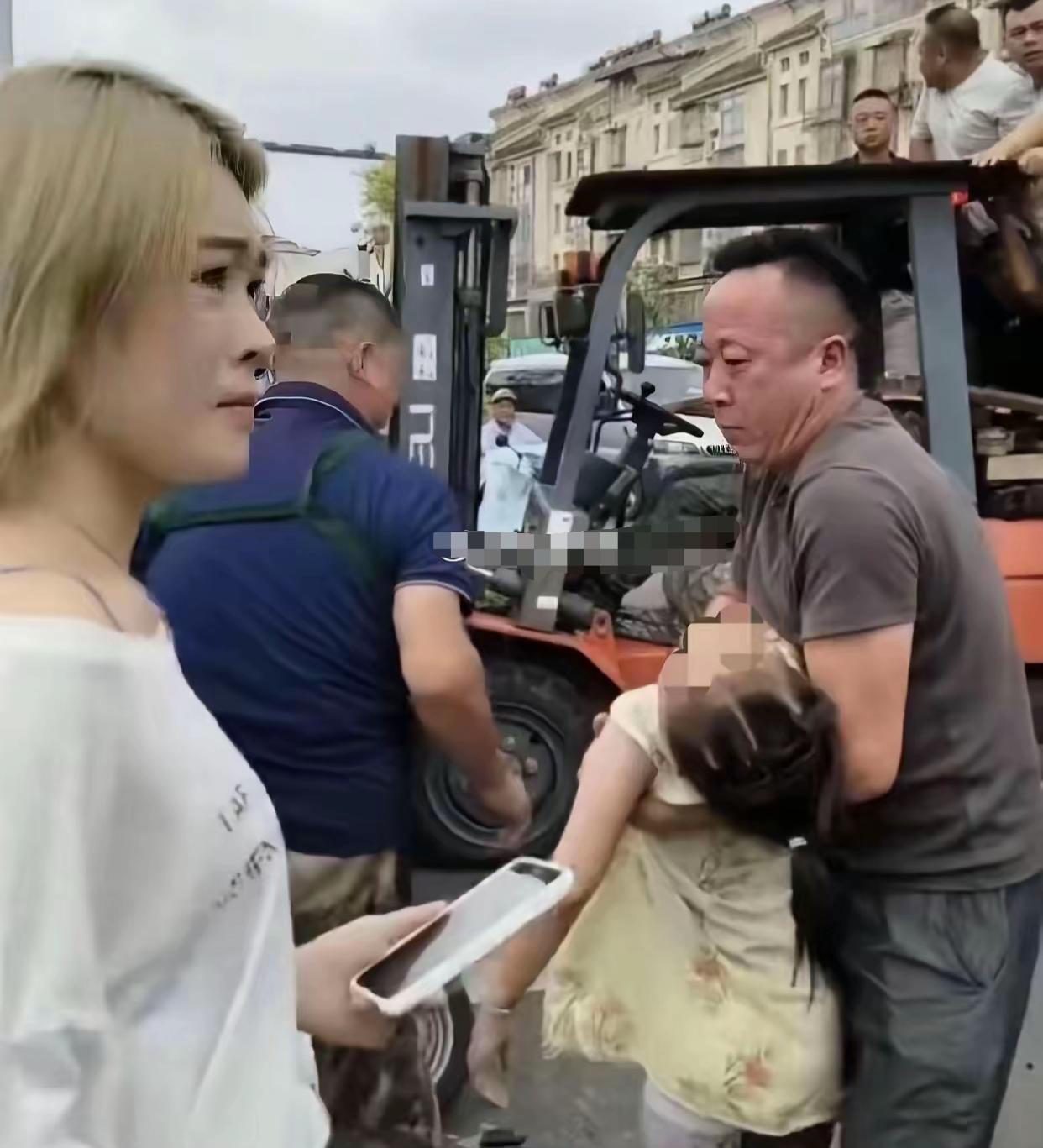 越看越气愤！安徽广德的女司机，车祸现场全程跟局外人一样。有路人用叉车抬车