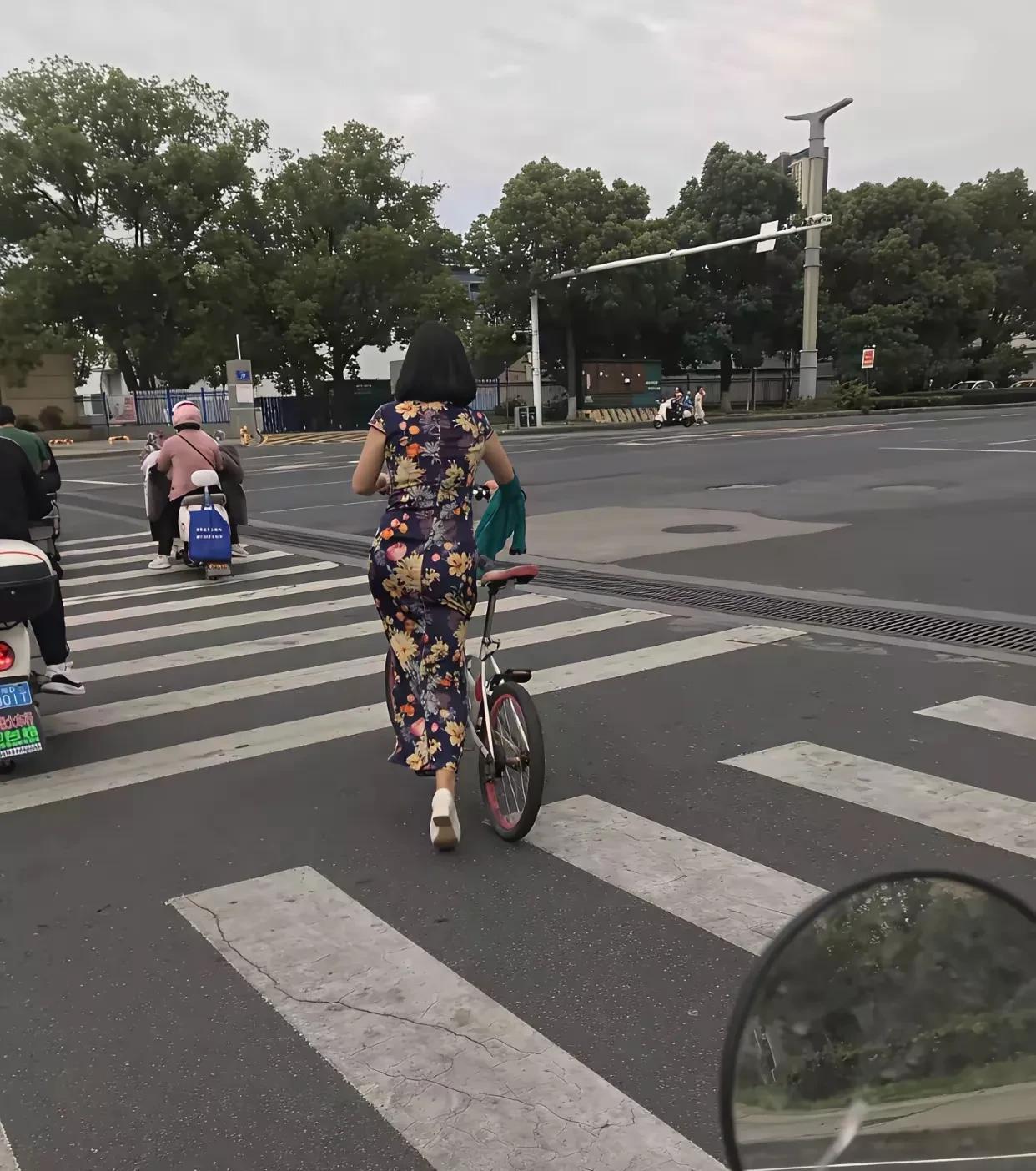 第一次见穿旗袍骑自行车的，这搭配说实话不伦不类，实在是不怎么好看，关键穿旗袍骑自