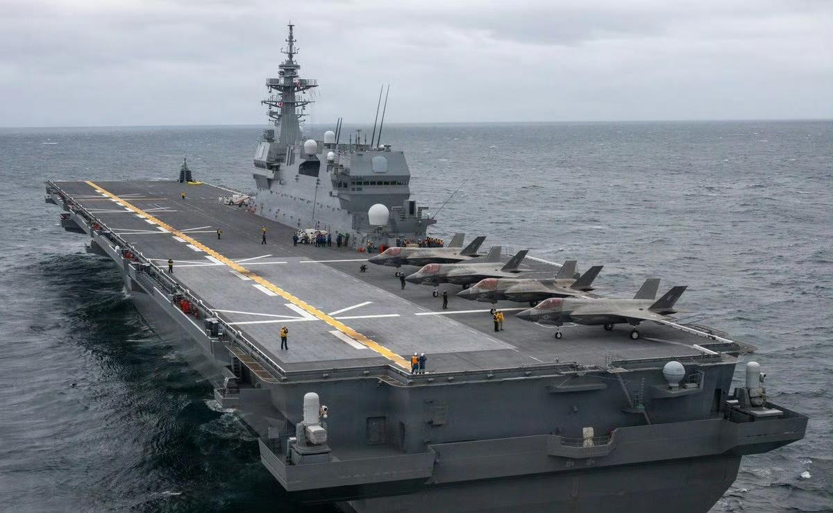 从日本海上自卫队护卫舰“加贺”甲板进行起降的美国海军陆战队F-35B。铁基