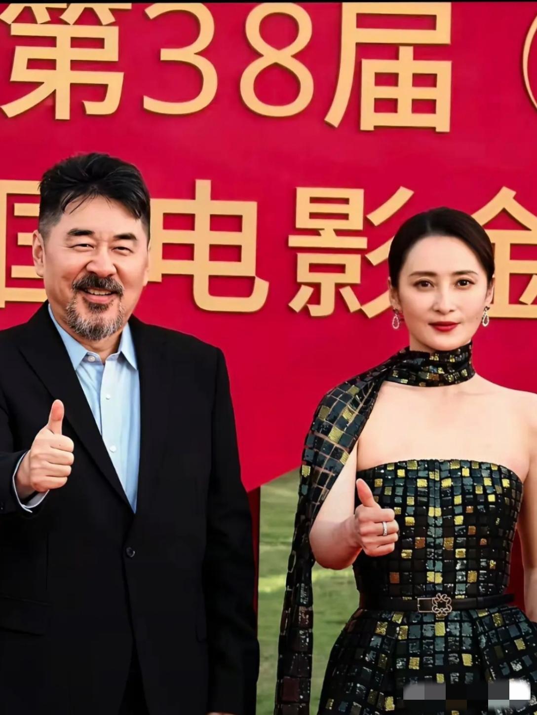 画面中的蒋勤勤依旧娇柔腰柳，莹洁如玉，清眸流盼，丰盈窈窕，仙姿逸貌呀；而陈建斌胡