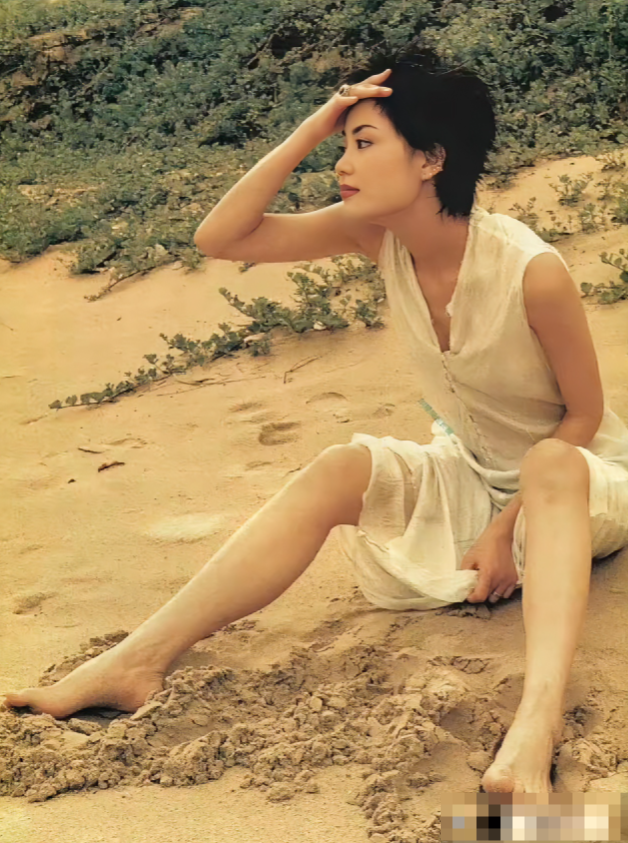 王菲，174cm，光脚坐在沙滩上好美，特别是那双脚，脚型完美，不信你们自己看吧！
