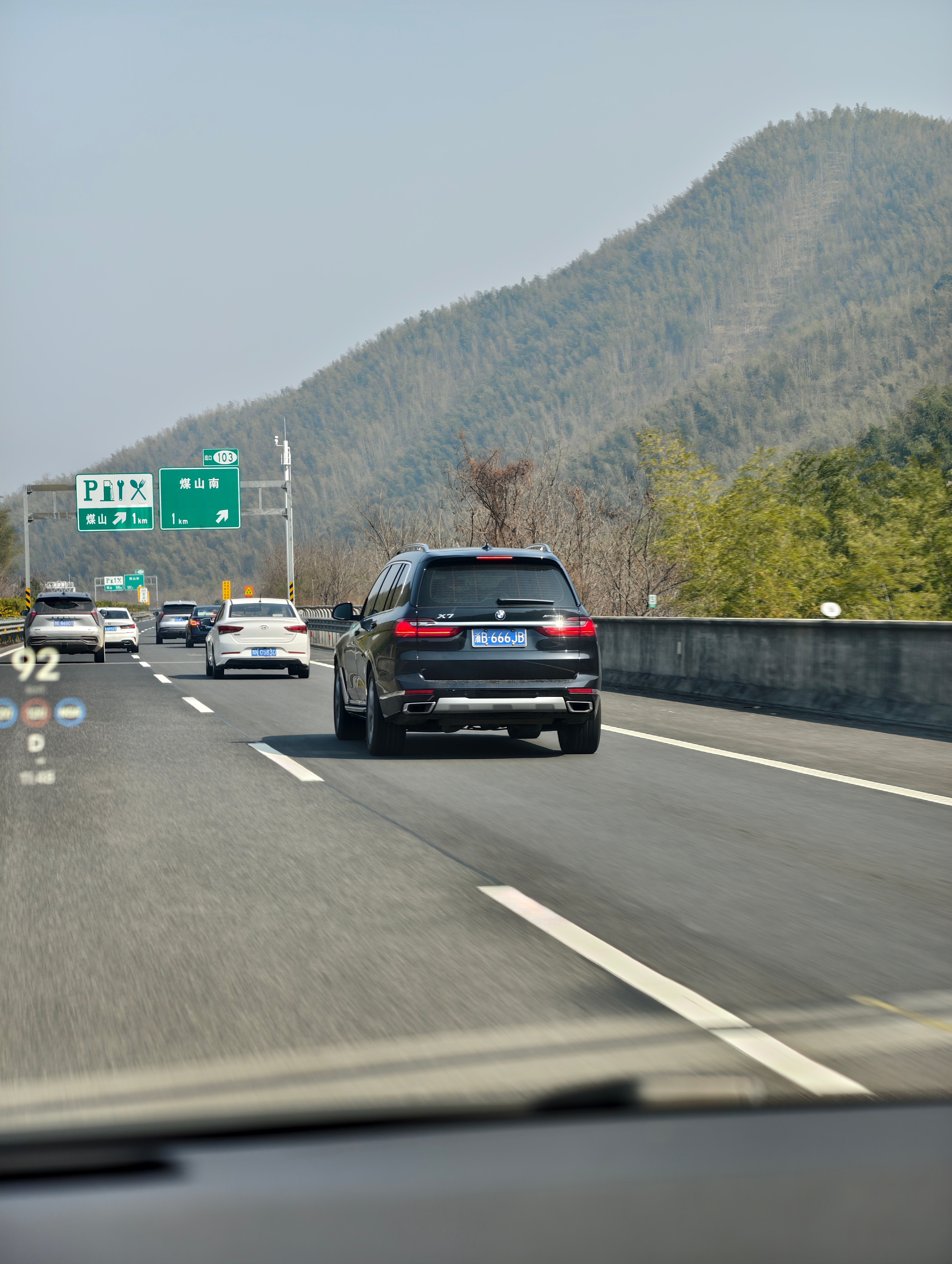 这台宝马X7的车牌，也是不知道该说车牌好还是不好，大家给评评。