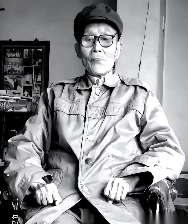 1941年，长沙巷战，国军排长郑贵玉捅翻第一个鬼子后，干了件怪事。他没有顺势拔刀