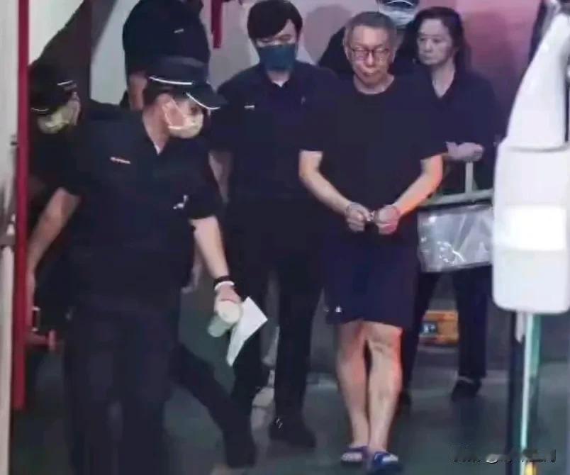 柯文哲认为检方在身体和精神上压迫他认罪，不仅长期关押禁见，在证据上穿凿附会，关押
