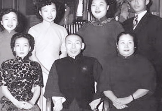 1951年，杜月笙卧床不起，他在临终前一天让女儿去银行取一个保险柜。家人以为要分