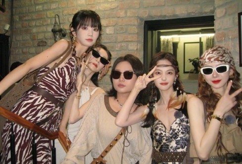 李一桐和姐姐妹妹们同框超有爱，她一路的努力换来的好作品观众都看在眼里，继续加油。