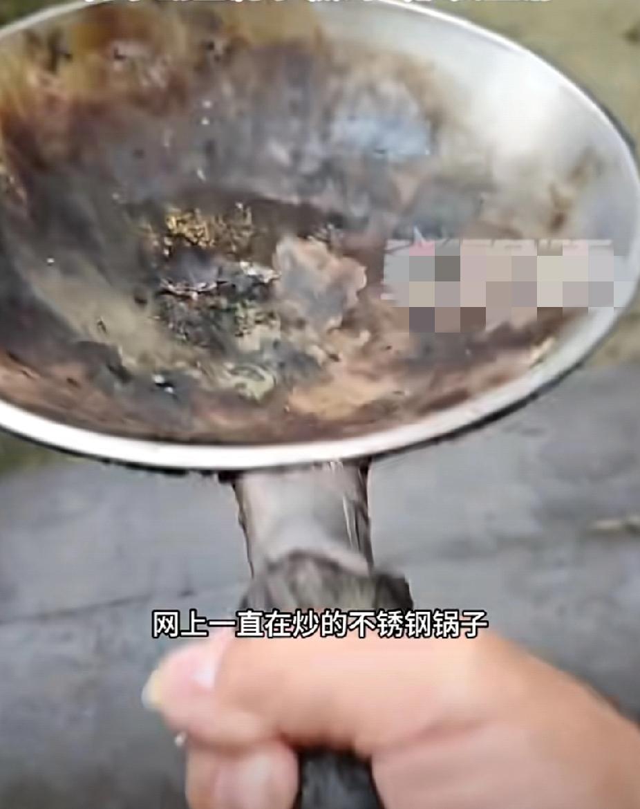 10月30日,浙江一网友发现自己家废弃多年的火盆竟然是网上爆火复出的不粘锅,于是