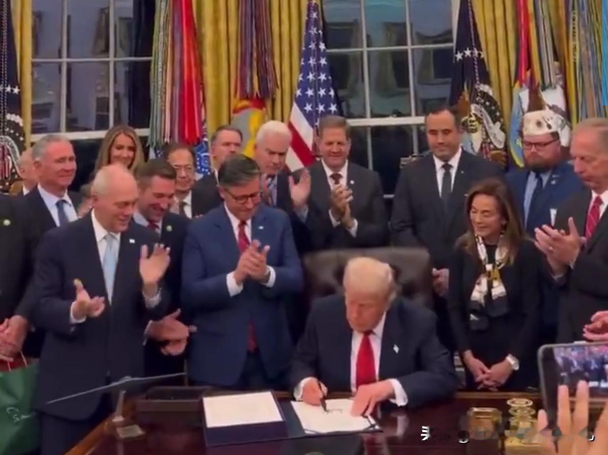 特朗普签署法案，结束了美国历史上持续时间最长43天的政府停摆！美国民主党失败了吗