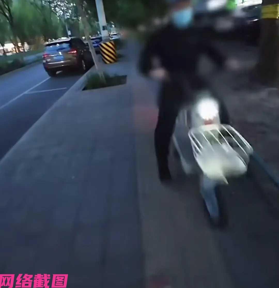 北京有位盲人女孩，出门拿着盲人拐杖走在一条盲道上，却没有想到遭遇到一位大爷骑电瓶