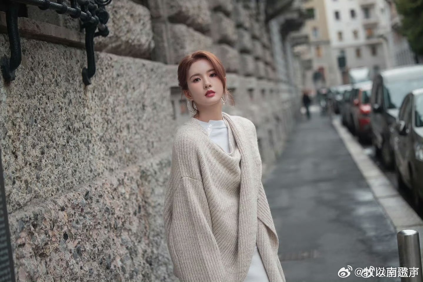 刘些宁怎么美成这样了哇塞，她真的很适合这种简单的造型。刘些宁这样简直太美了，氛围