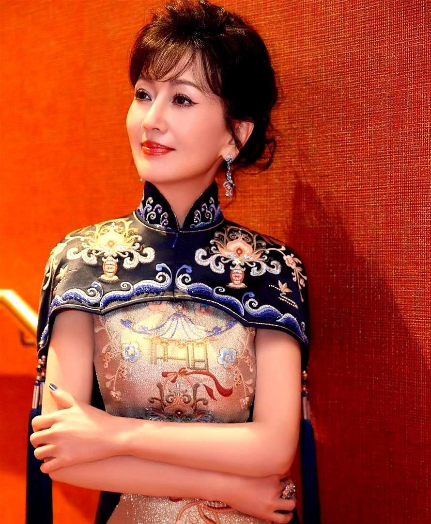 说出来你可能不信，有人穿衣服，根本不看年龄。赵雅芝就是个例子。甭管多鲜亮的颜