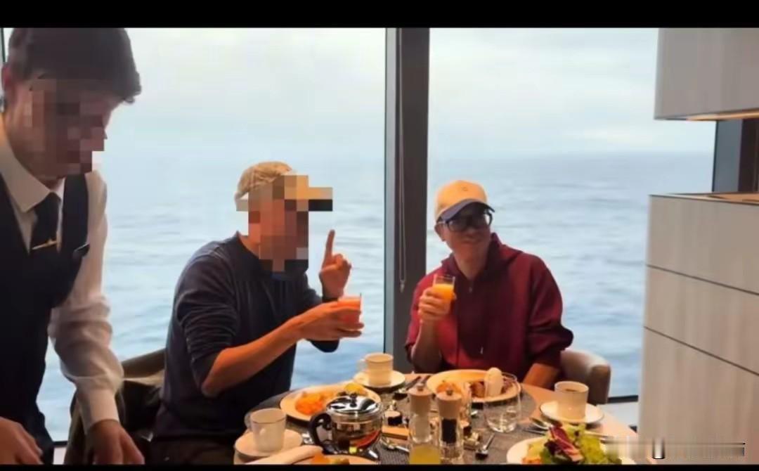 一个成功的企业家，坐在开往南极的豪华游轮上，一边与友人喝着红酒，一边向远在万里之