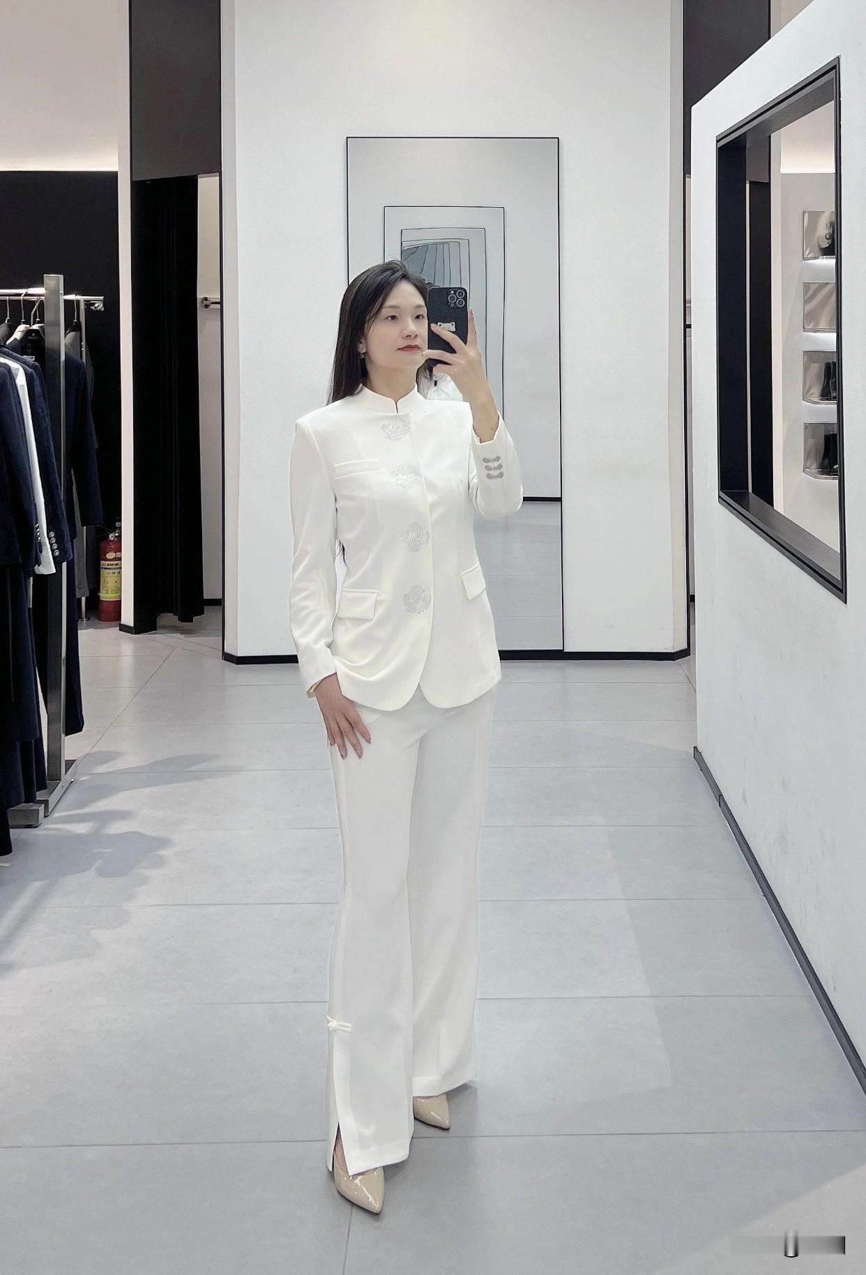 女生长得漂亮，在职场中有优势吗漂亮女生可能更易被记住，在面试时给面试官留下深刻印